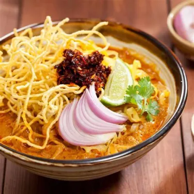  Khao Soi: ¡Un festín cremoso de curry y fideos que te transportará a las calles de Chiang Rai!