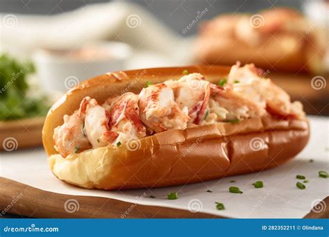 ¡El Lobster Roll, una explosión de frescura oceánica en un pan brioche tostado!