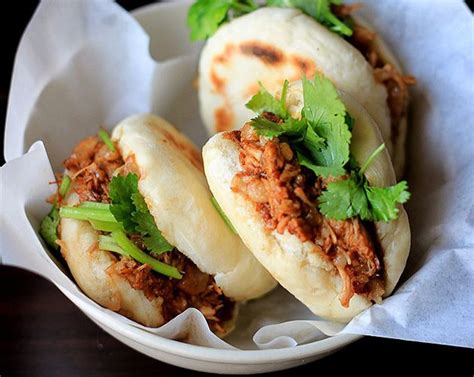  ¿Rou Jia Mo: Un manjar callejero que combina la suavidad del pan con la explosión de sabor de la carne de cerdo desmenuzada?