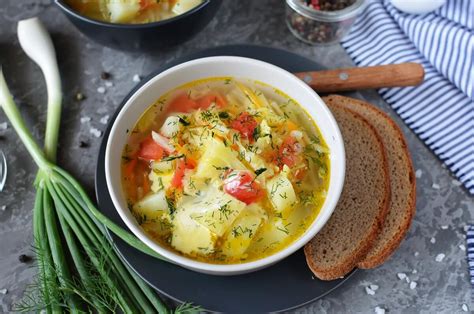  Shchi! Un Caldo Refrescante que Atrapa el Alma con Su Armonía de Vegetales y Sazón Cremosa