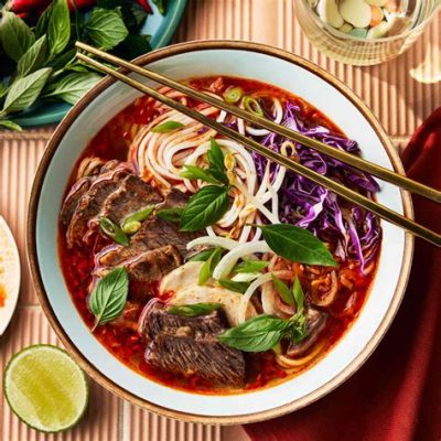 ¡Bún Bò Huế: Una Sinfonía de Caldo Picante y Aromas Refrescantes!