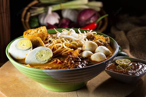   Laksa Johor: ¡Un caldillo picante y cremoso que te transportará a las calles de Johor Bahru!