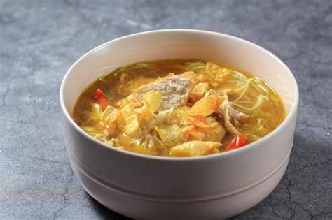  Soto Ayam: Un exquisito caldo de pollo especiado que te transporta a las calles de Fortaleza!