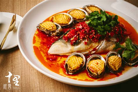  Spicy Steamed Fish Head: ¿Un festín para los sentidos o un desafío para las papilas gustativas?